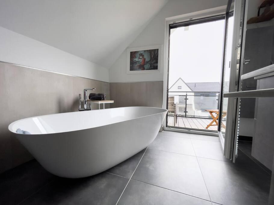 Villa Dreamy Vibes Mit Privatem Pool & Rheinblick Niederkassel Exteriör bild