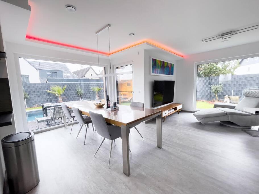 Villa Dreamy Vibes Mit Privatem Pool & Rheinblick Niederkassel Exteriör bild