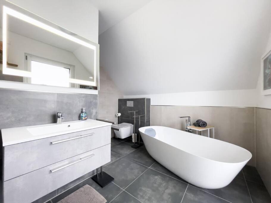 Villa Dreamy Vibes Mit Privatem Pool & Rheinblick Niederkassel Exteriör bild